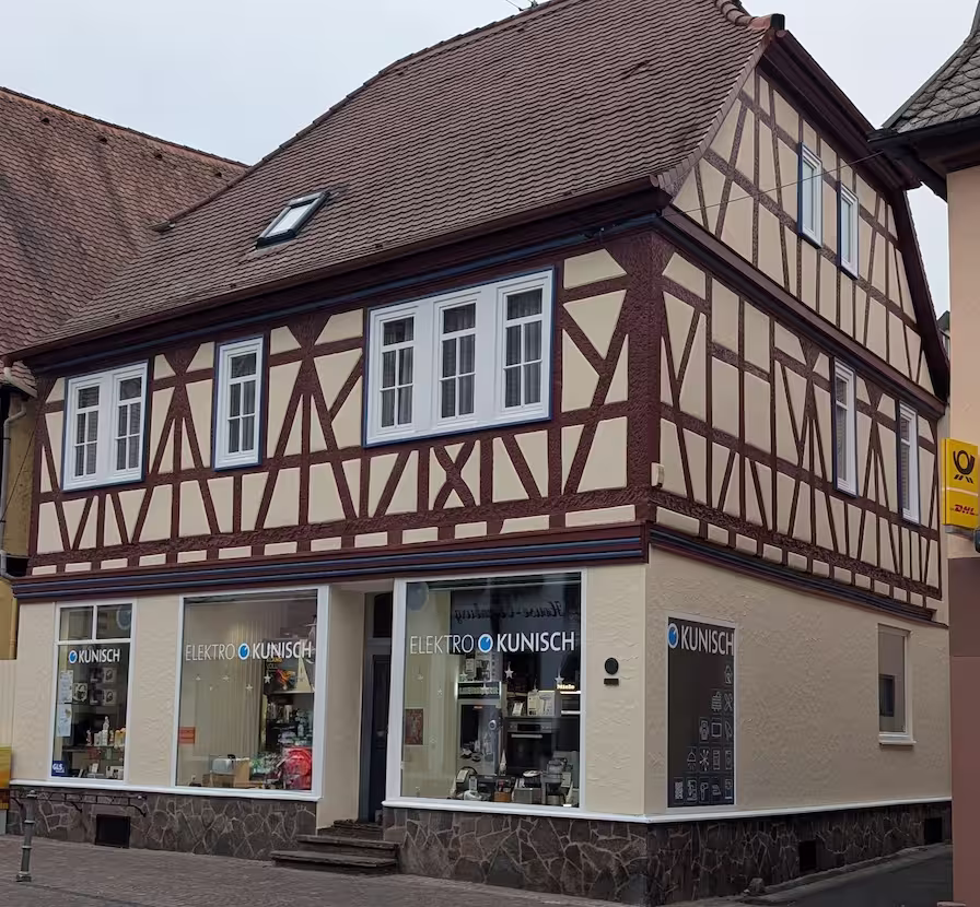 Restaurierte Fachwerkfassade mit hellen Gefachen und sichtbaren Holzbalken