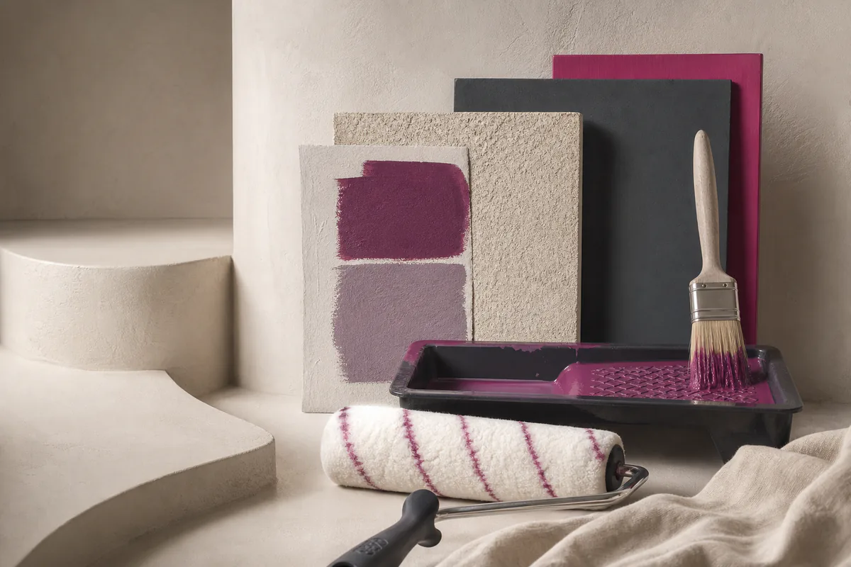 Malerwerkzeuge, Farbwanne und strukturierte Musterflächen in Creme, Magenta und Violett